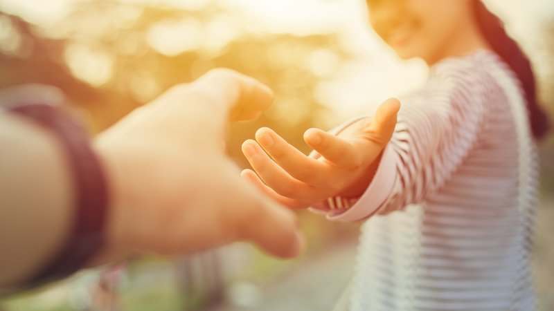 Zwei sich reichende Hände