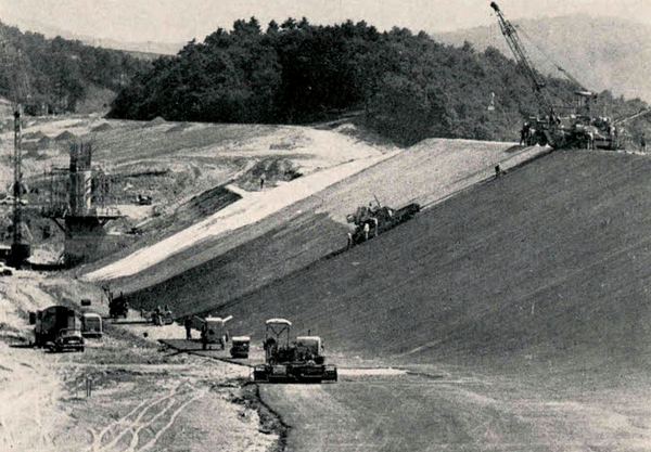 Historische Aufnahme des Baus des Damms des Bostalsees.