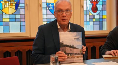 Landrat Udo Recktenwald bei der Vorstellung der 36. Ausgabe des Heimatbuches des Landkreises Sankt Wendel