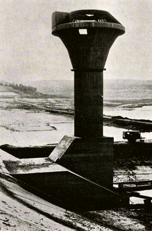 Historische Aufnahme des Überlaufturms bei Bau des Bostalsees.