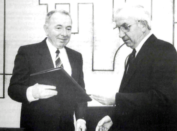 Der Kreisbeigeordnete Wagner überreicht Landrat Marner die Ernnenungsurkunde nach der Wahl 1986.