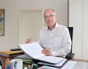 Landrat Udo Recktenwald am Schreibtisch